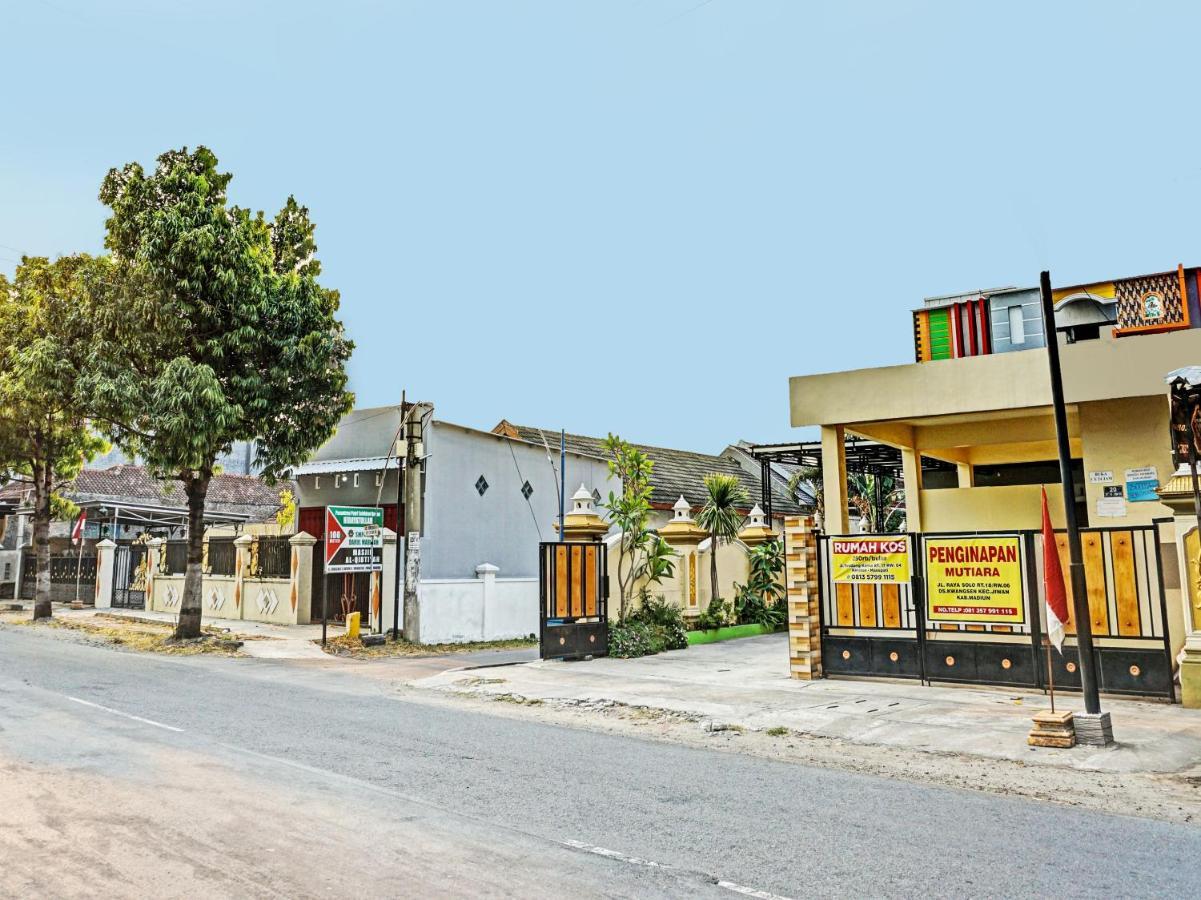 Oyo 91599 Penginapan Mutiara Madiun Hotel Exterior photo